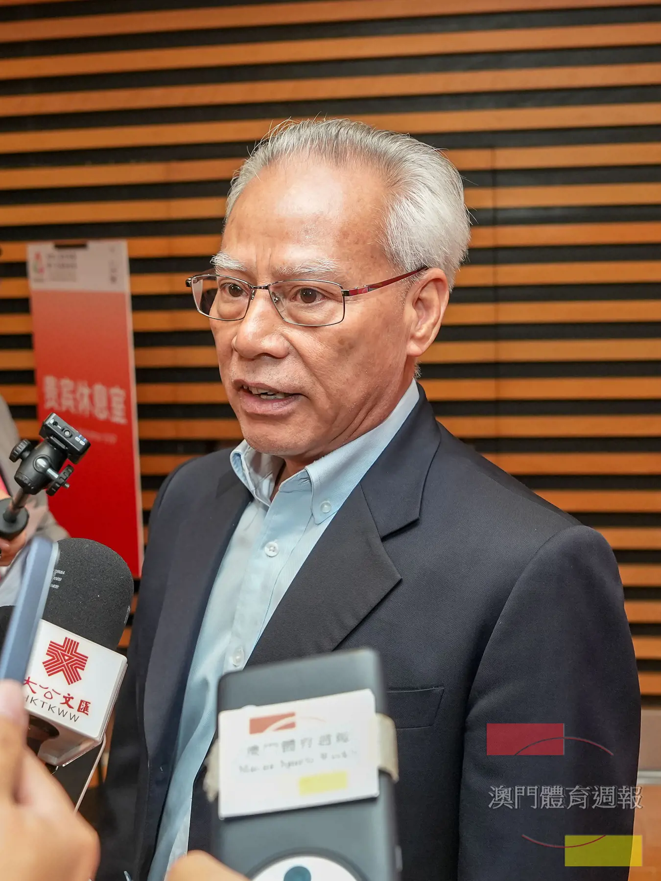 副1 岑浩輝祝賀澳門隊創歷史佳績.jpg